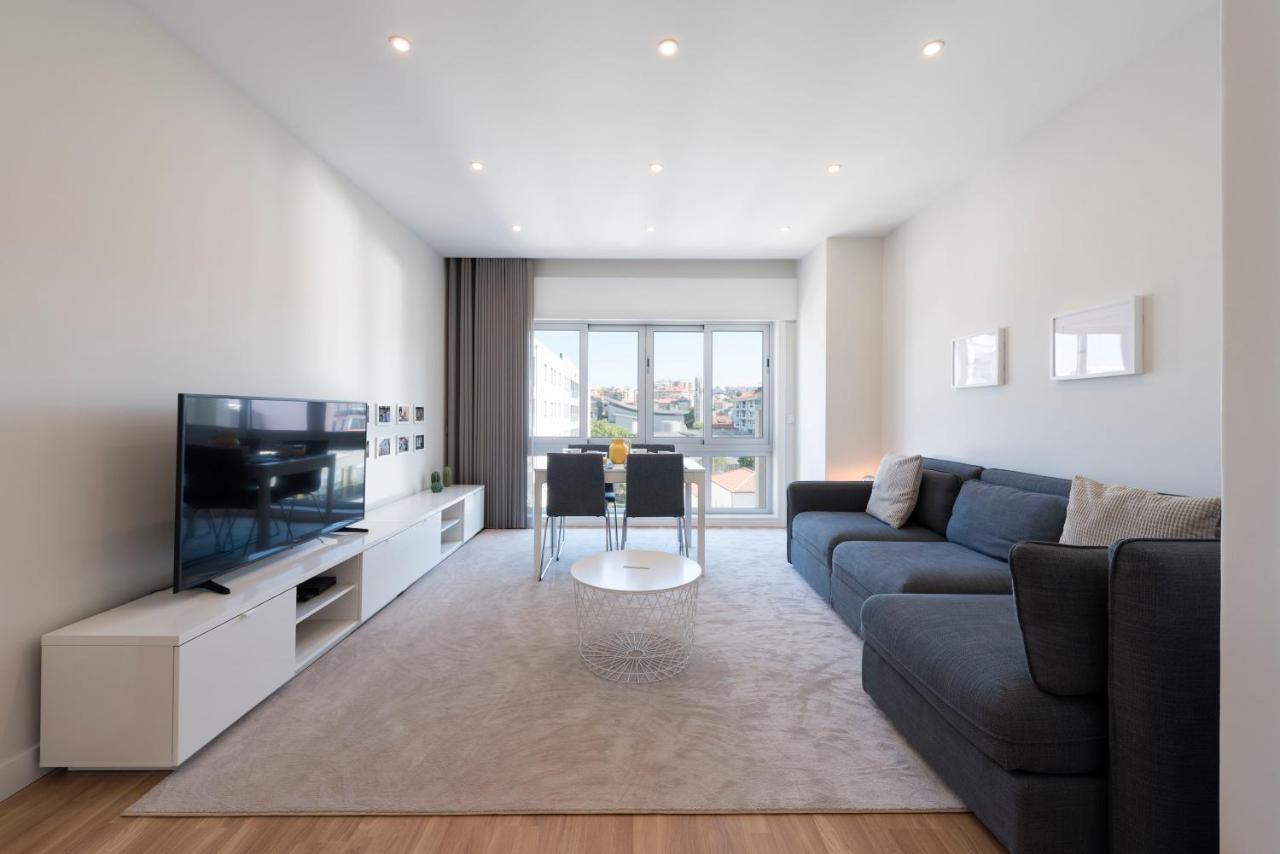 Lovelystay - Downtown Modern 2Br Flat With Free Parking OOporto Esterno foto