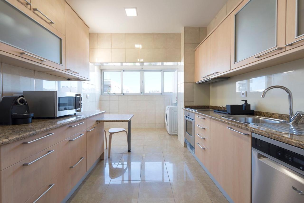 Lovelystay - Downtown Modern 2Br Flat With Free Parking OOporto Esterno foto