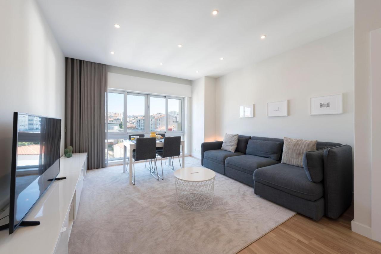 Lovelystay - Downtown Modern 2Br Flat With Free Parking OOporto Esterno foto
