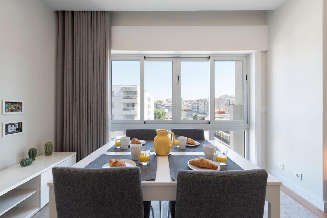 Lovelystay - Downtown Modern 2Br Flat With Free Parking OOporto Esterno foto