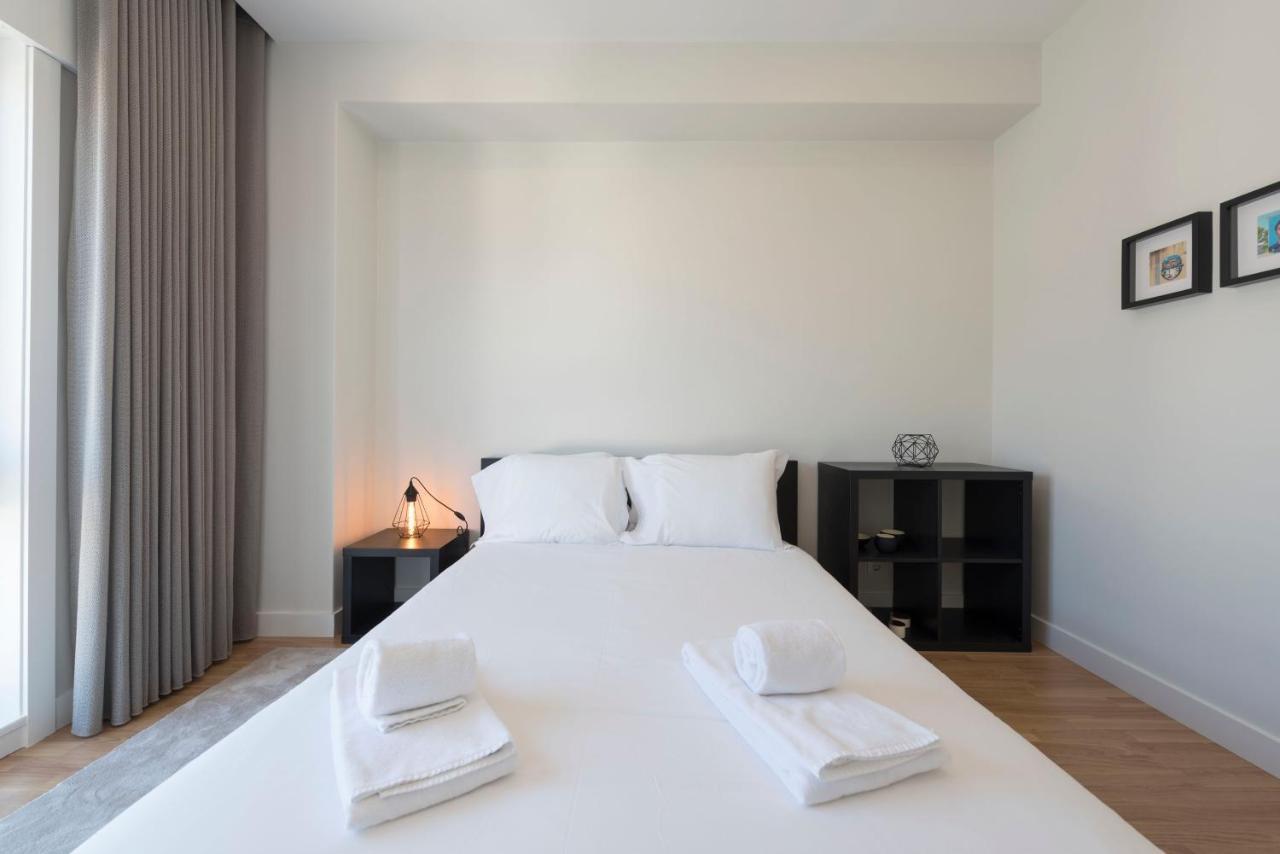 Lovelystay - Downtown Modern 2Br Flat With Free Parking OOporto Esterno foto