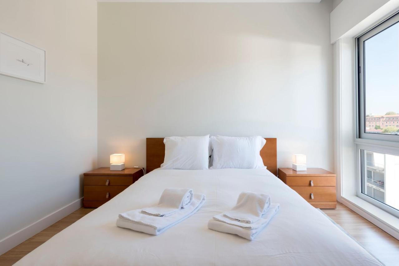 Lovelystay - Downtown Modern 2Br Flat With Free Parking OOporto Esterno foto